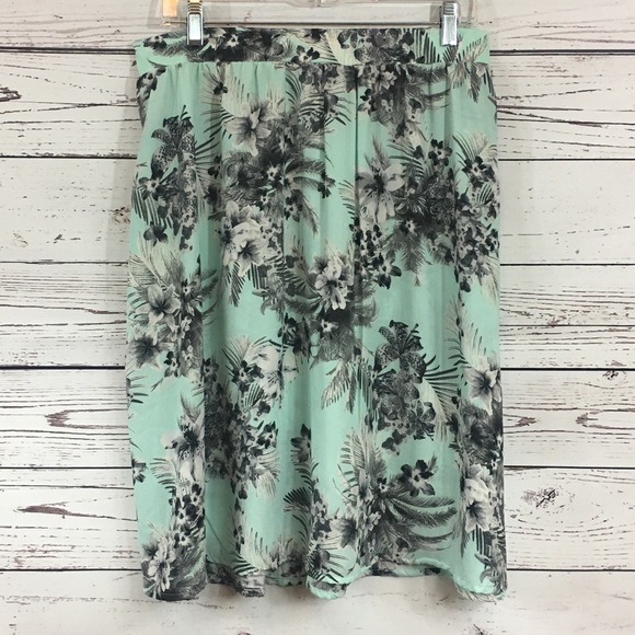 Dresses & Skirts - ⚠️50% off Bundles!!!⚠️ Floral Skirt